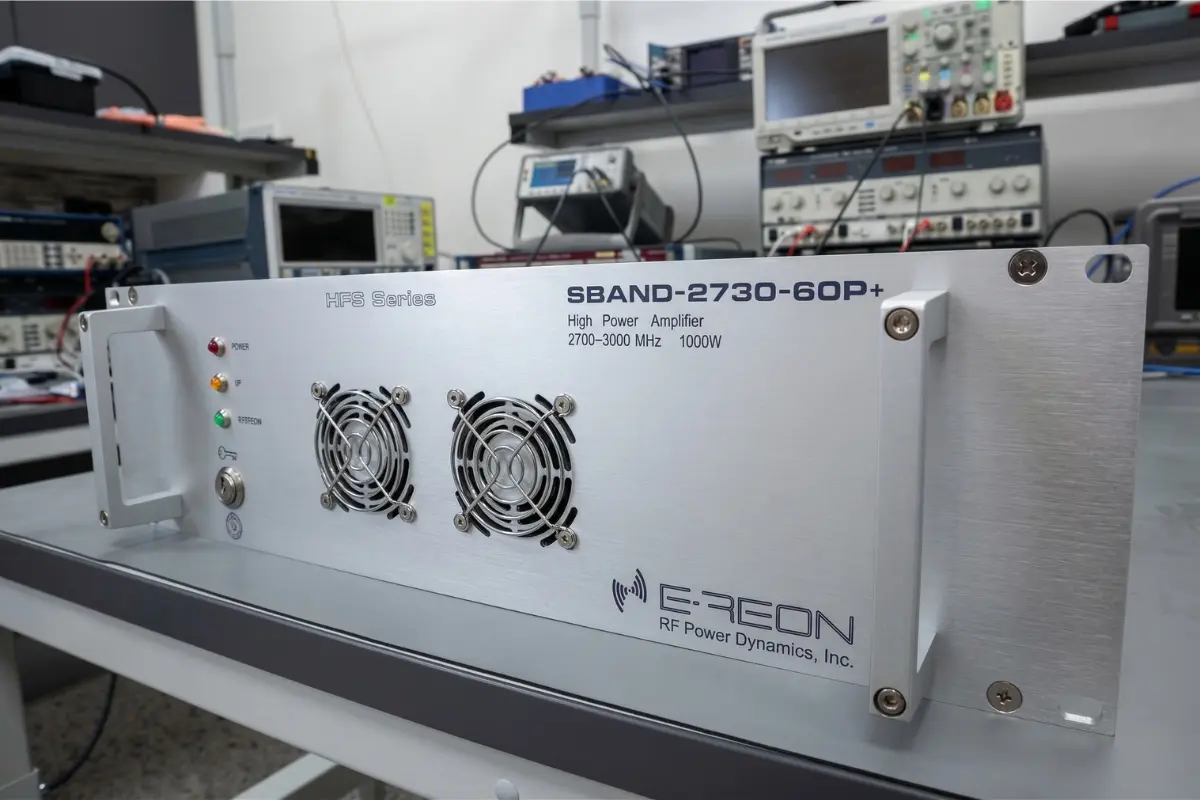 Pulsed RF power amplifier 1 kW under test